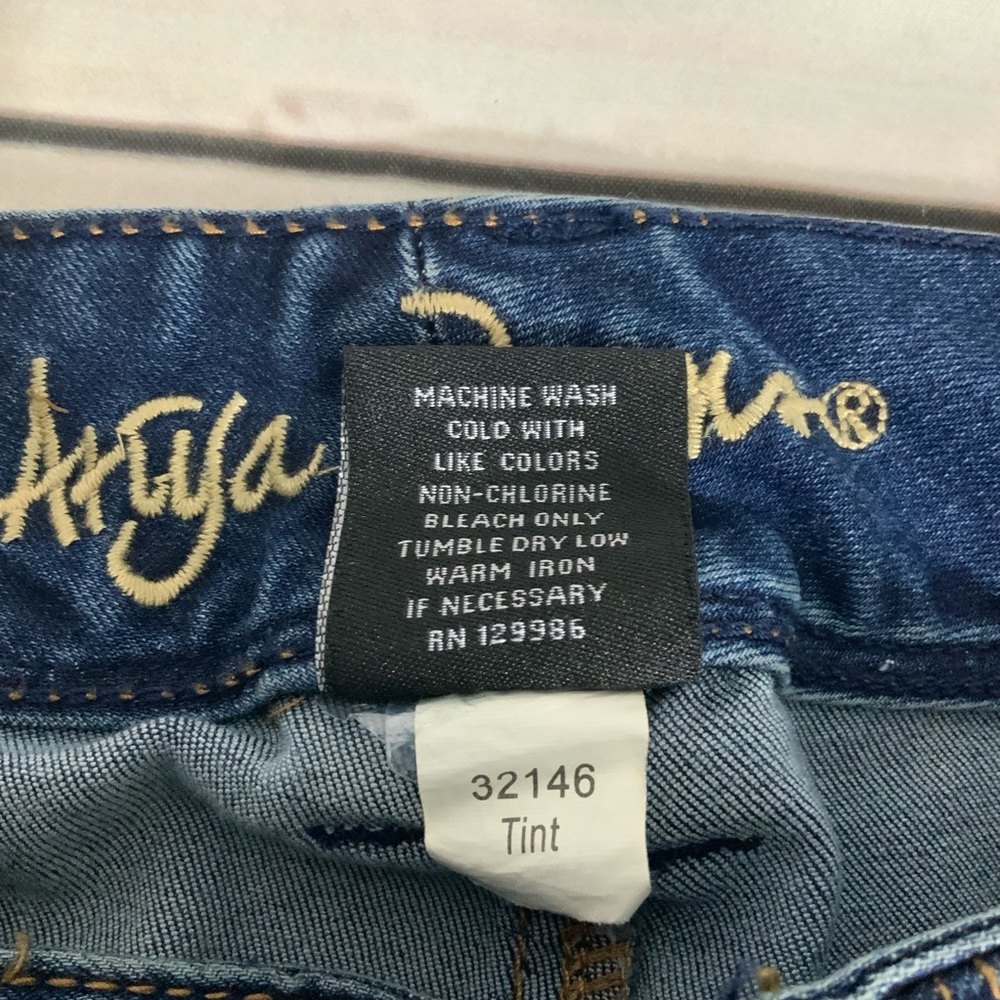 Ariya Blue Jeans - Picture 7 of 11
